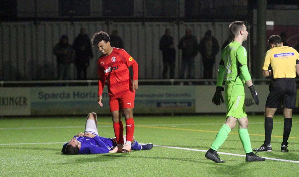 Das tat weh für Joshua Nwokoma (Kilia Kiel) und Thor Arne Höfs (liegend, Oldenburger SV) beim Zweikampf zum 1:0. © 2025 Ismail Yesilyurt