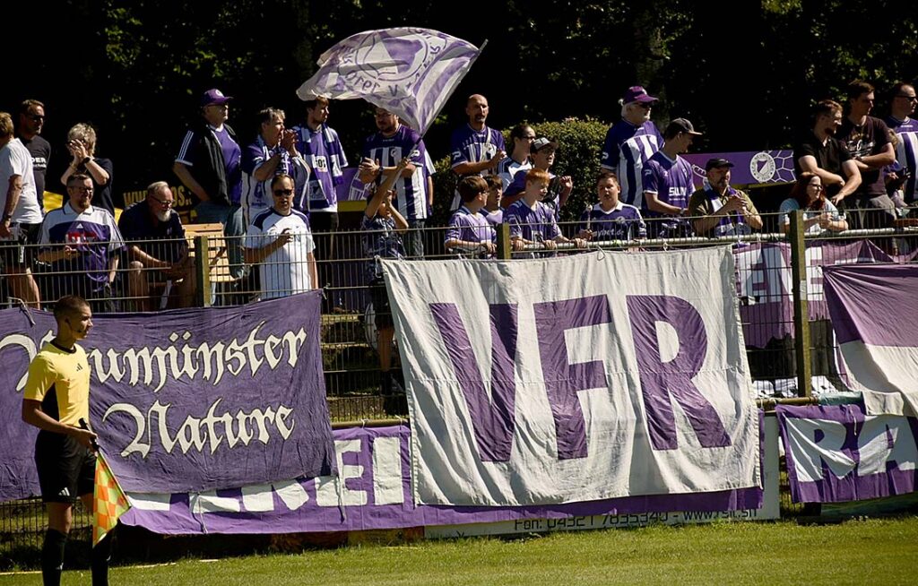 Der VfR Neumünster bringt eine stimmungsgewaltige Anhängerschaft mit in die Kieler Wunderino Arena. © 2025 Olaf Wegerich
