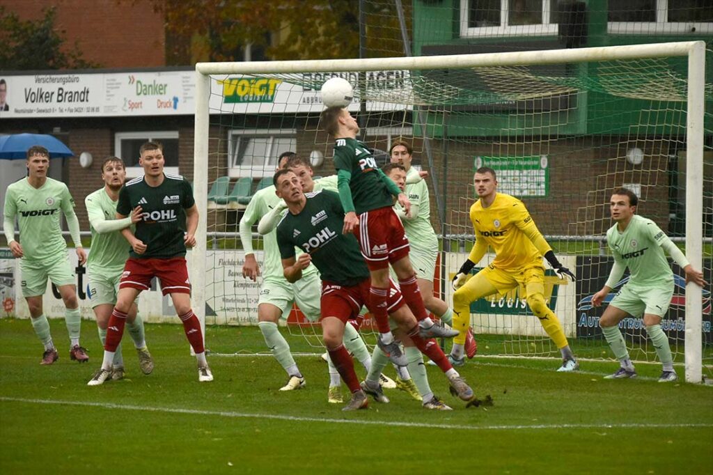 Der kleinste ist der Größte - Thies Kochanski glänzt im Kopfballduell. © 2025 Olaf Wegerich