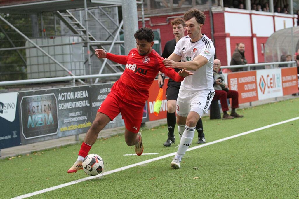 Devran Boztepe (Kilia Kiel) Lars Jung (re., Kaltenkirchener TS) am Ball. © 2025 Ismail Yesilyurt