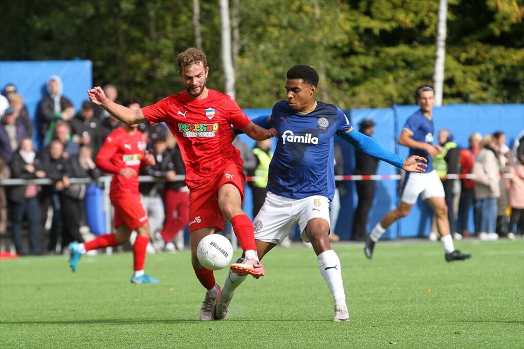Die Mittelfeld-Organisatoren ihres Teams - links Till Börner (Inter Türkspor Kiel) und Ikem Ugoh (Holstein Kiel II). © 2025 Ismail Yesilyurt