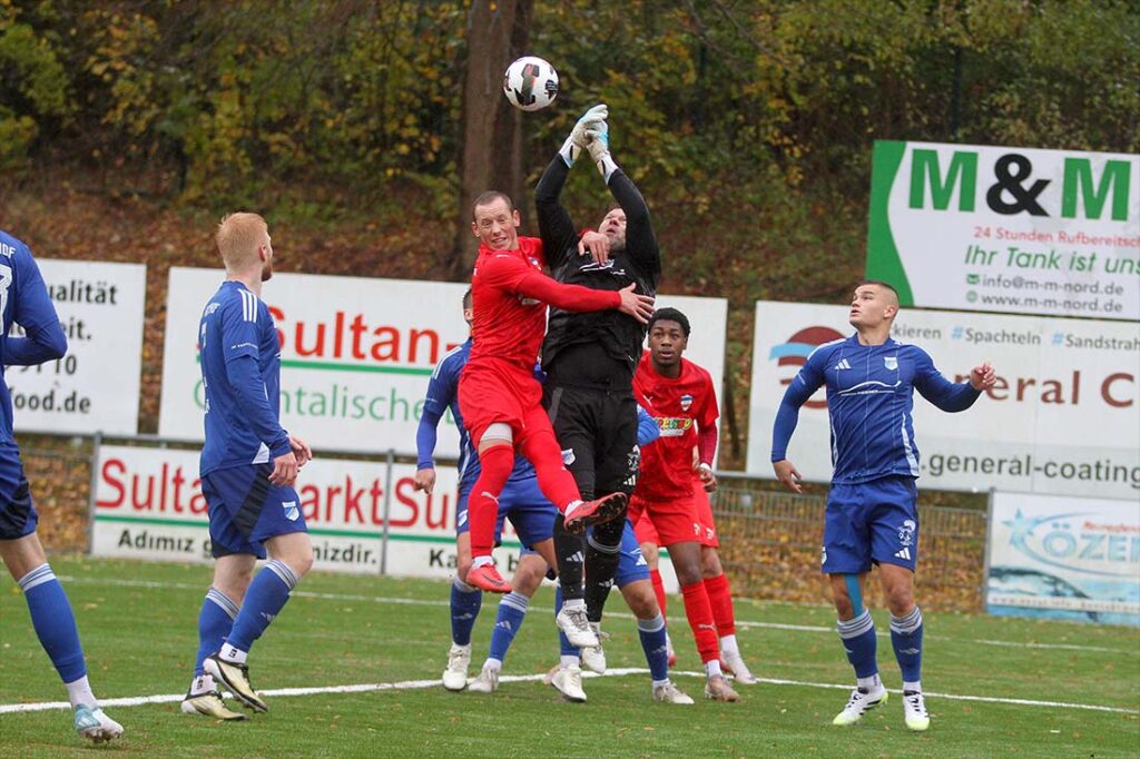 Dieses Foulspiel von Igor Vitiuk (Inter Türkspor Kiel) Keeper Justin Sörensen  (TuS Rotenhof) bleibt ungeahndet. © 2025 Ismail Yesilyurt