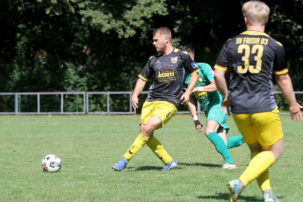 Eduard Klemmer (Frisia Risum-Lindholm) macht es mit dem 1-2 noch einmal spannend. © 2025 Ismail Yesilyurt