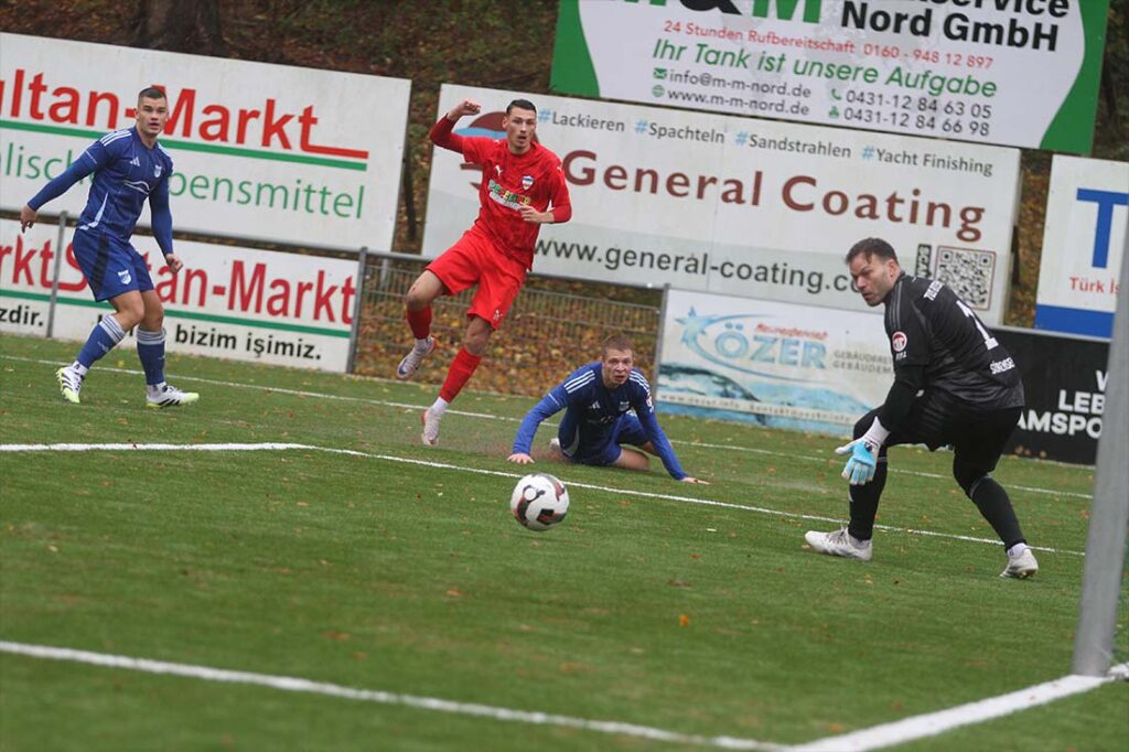 Einer der wenigen Inter-Chancen - der Ball von Pascal Polonski geht knapp am langen Pfosten vorbei - Jan Pioch (li.), Christoph Ohm und Keeper Justin Sörensen (TuS Rotenhof)