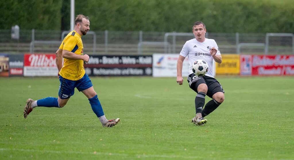 Fabian Arndt (Heider SV) gegen SVT-Torschütze Jan-Marc Schneider. © 2025 Volker Schlichting