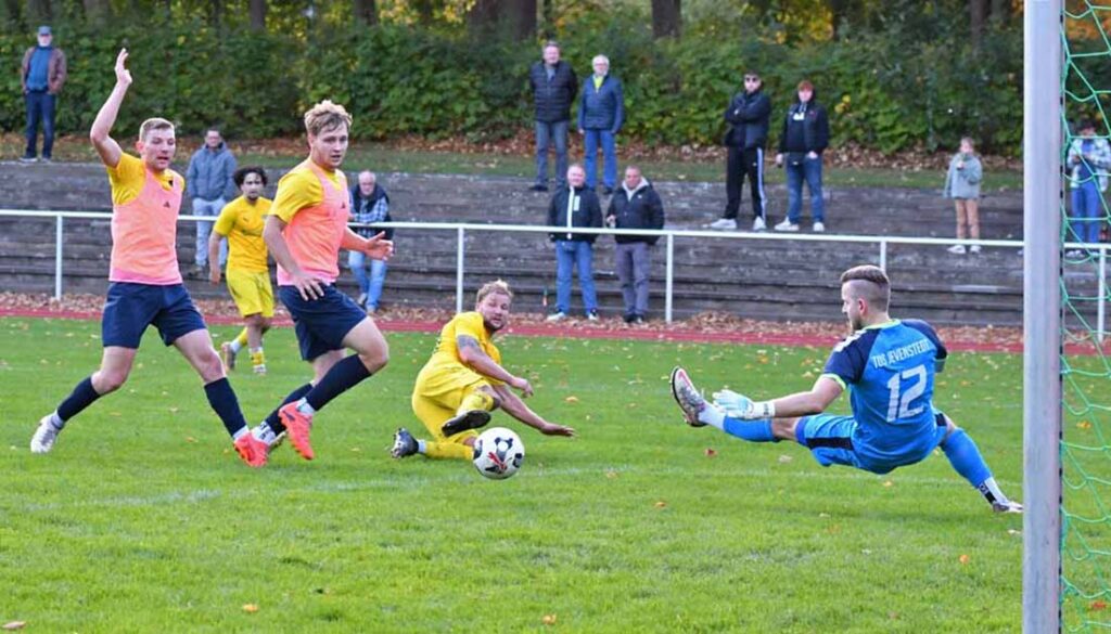 Franko Milbradt (SVE Comet Kiel) trifft im Fallen zum 1:0. © 2025 Jörg Moritz
