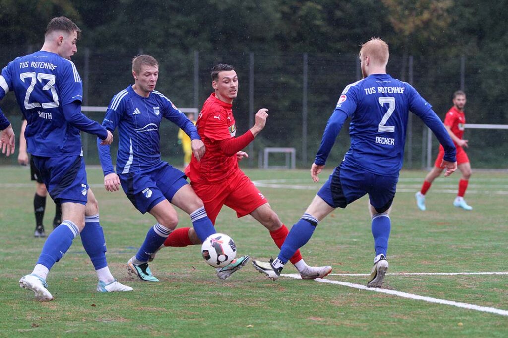 Für Inter Türkspor Kiel gab es kaum ein Durchkommen. Hier versucht es Pascal Polonski gegen Felix Knuth (li), Jannik Sierks und Tjark Decker vom TuS Rotenhof. © 2025 Ismail Yesilyurt
