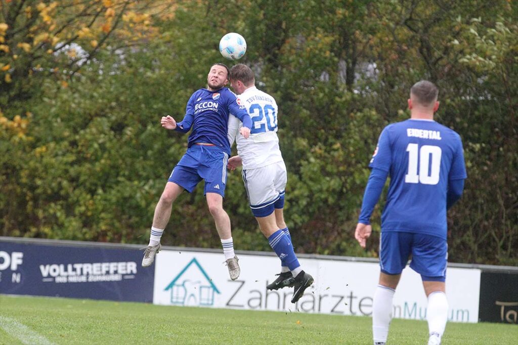 Fynn Mortensen (SpVg Eidertal Molfsee) im Kopfballduell gegen Thies Clausen (re., TSV Rantrum). © 2025 Ismail Yesilyurt