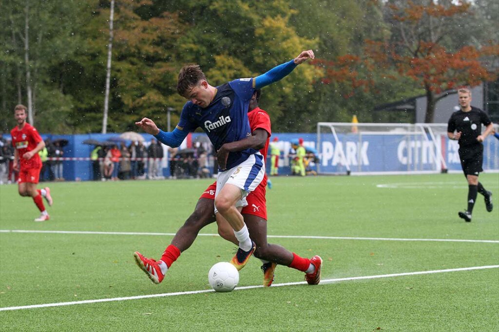 Gleich ertönt der Elfmeterpfiff nach Foul von Nils Adjembga (Inter Türkspor Kiel) an Leon Parduzi (Holstein Kiel II). © 2025 Ismail Yesilyurt