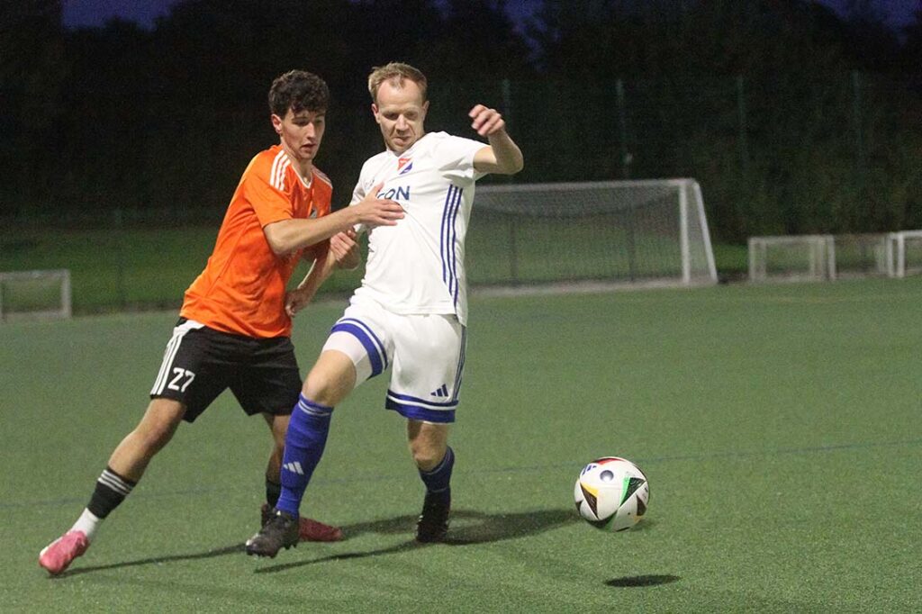 Jack Palm (li., Heikendorfer SV) gegen Lars Viertel (SpVg Eidertal Molfsee II). © 2025 Ismail Yesilyurt