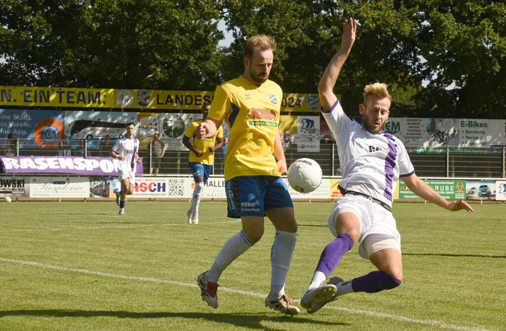 Jan-Marc Schneider gegen Jonas Schomaker vom VfR Neumünster. © Olaf Wegerich