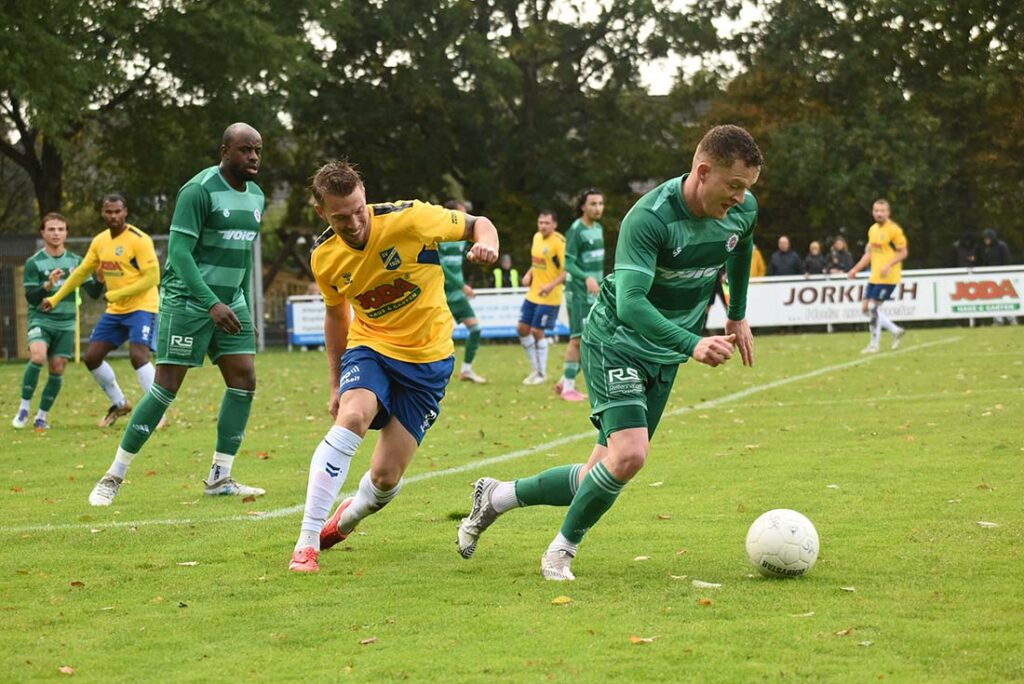 Janek Sternberg (Todesfelde) gegen Marvin Ehlert (PSV). © 2025 Olaf Wegerich