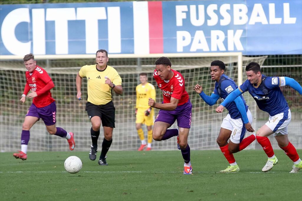 Jens Wollesen (SV Eichede), verfolgt von Ikem Ugoh (Holstein Kiel II) und Malte Petersen (re.), ist ein großer Glücksgriff für  Eichede. © 2025 Ismail Yesilyurt