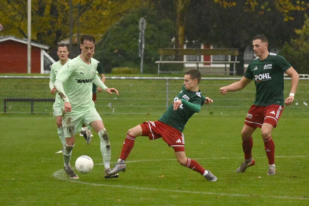 Jesper Tiedemann (PSV) gegen Thies Kochanski (MTSV). © 2025 Olaf Wegerich