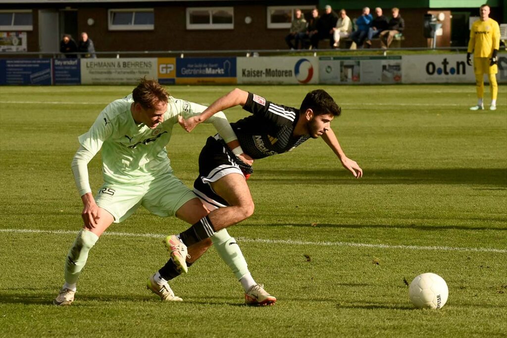 Jesper Tiedemann (PSV) im Duell mit Murat Rasgele (Phönix II). © 2025 Olaf Wegerich