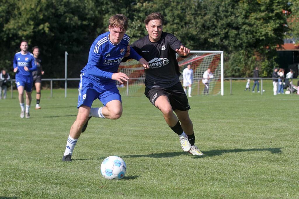 Johannes Kristen (SpVg Eidertal Molfsee) im Zweikampf mit Jannes Röschmann (Eckernförder SV). © 2025 Ismail Yesilyurt.jpg