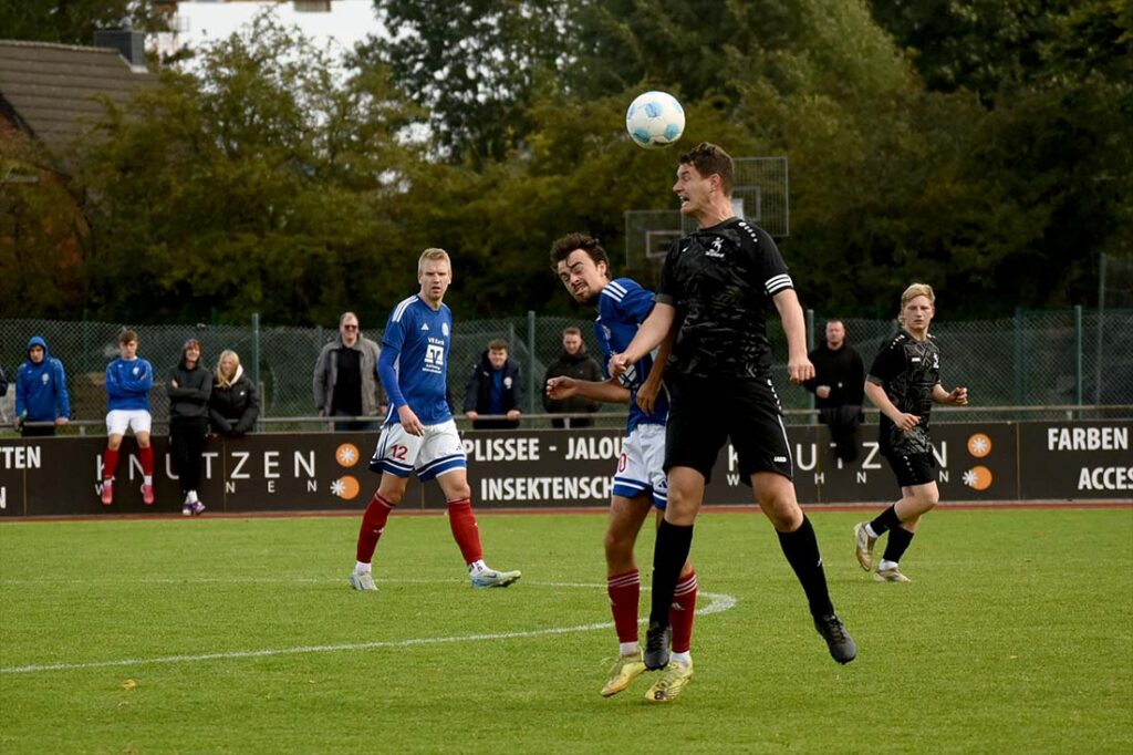 Lasse Böttcher (Nortorf) im Kopfballduell mit Sören Schmidt (li., Geest). © 2025 Olaf Wegerich