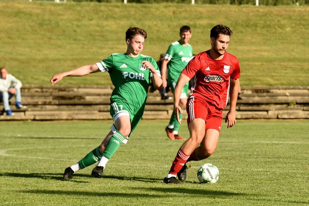 Lasse Holling (li., Todenbüttel) hier im Spiel gegen Glückstadt. © 2025 Olaf Wegerich