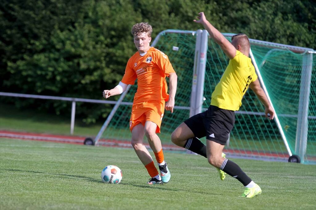 Lennart Balzereit (li.) und die SVG Pönitz hielten dem Druck der Eidertaler nach der Halbzeit stand. Archivfoto © 2025 Ismail Yesilyurt