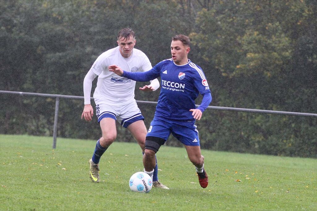 Luca Aouci (vorne, SpVg Eidertal Molfsee) bereitete Max Flemming (TSV Rantrum) einige Probleme. © 2025 Ismail Yesilyurt