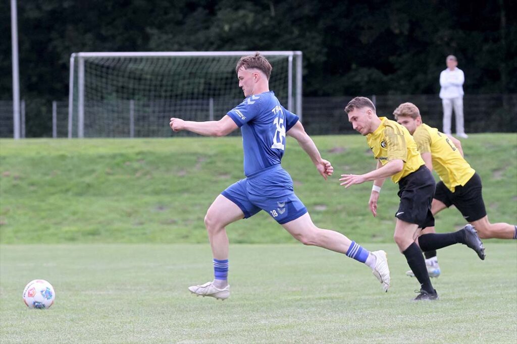 Luis Pallokat (li., TSV Plön) gelingt mit dem 3:2 die große Überraschung gegen das Spitzenteam Heikendorfer SV © 2025 Ismail Yesilyurt