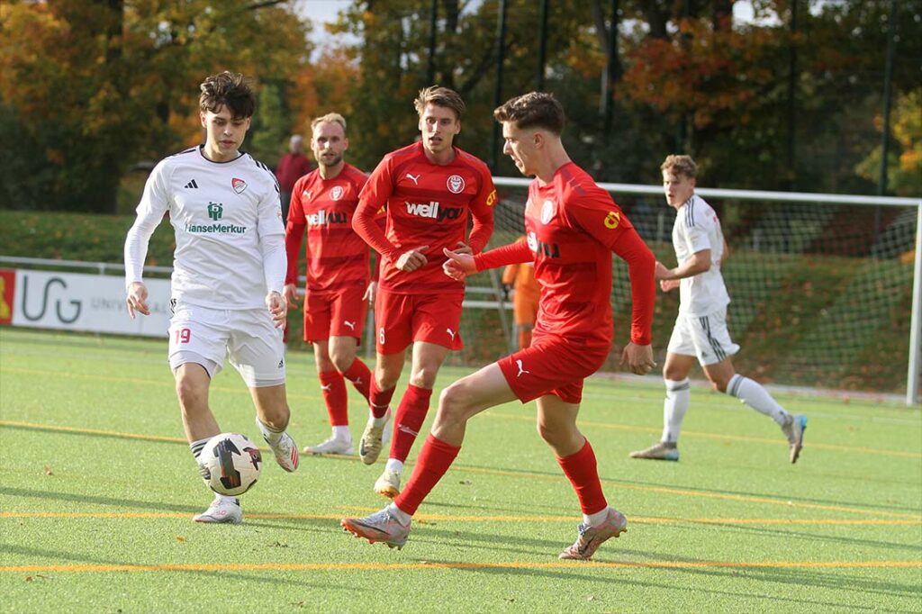 Marvin Müller (Kilia Kiel) ist vor Mika Gutovsky (Kaltenkirchener TS) am Ball. © 2025 Ismail Yesilyurt