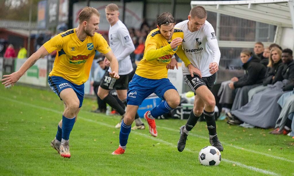 Marvin Wolf (Heider SV) gegen Max Musci (SV Todesfelde) Tyler Körting (li.). © 2025 Volker Schlichting