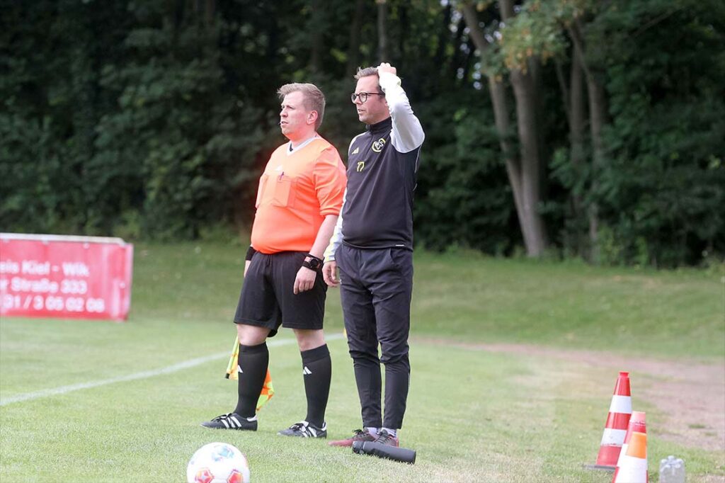 Mit der zweiten Niederlage in Folge verabschieden sich Coach Dannie Osterhoff und sein Wiker SV vorerst aus der Spitzengruppe der Verbandsliga Ost. © 2025 Ismail Yesilyurt