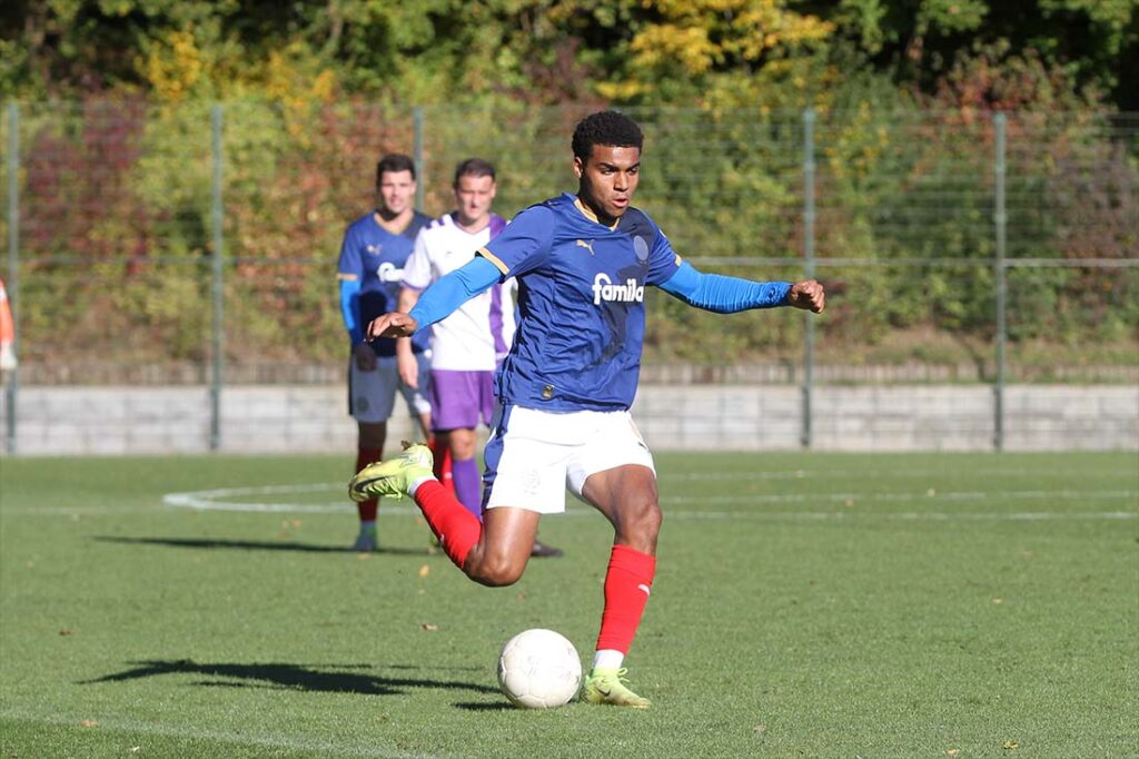 Mitteldspieler Ikem Ugoh glänzte als Vorbereiter und Torschütze (Holstein Kiel II). © 2025 Ismail Yesilyurt