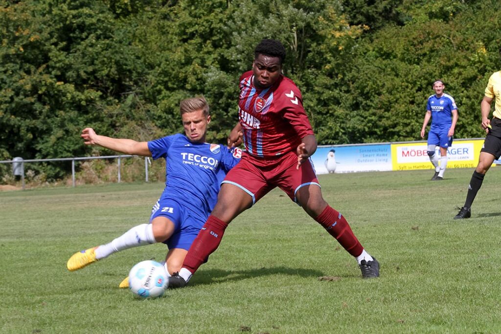 Mittelfeldturm David Attisso (SC Weiche Flensburg 08 II), hier gegen Louis Schütt (li., Eidertal) sorgt für defensive Stabilität. © 2025 Ismail Yesilyurt