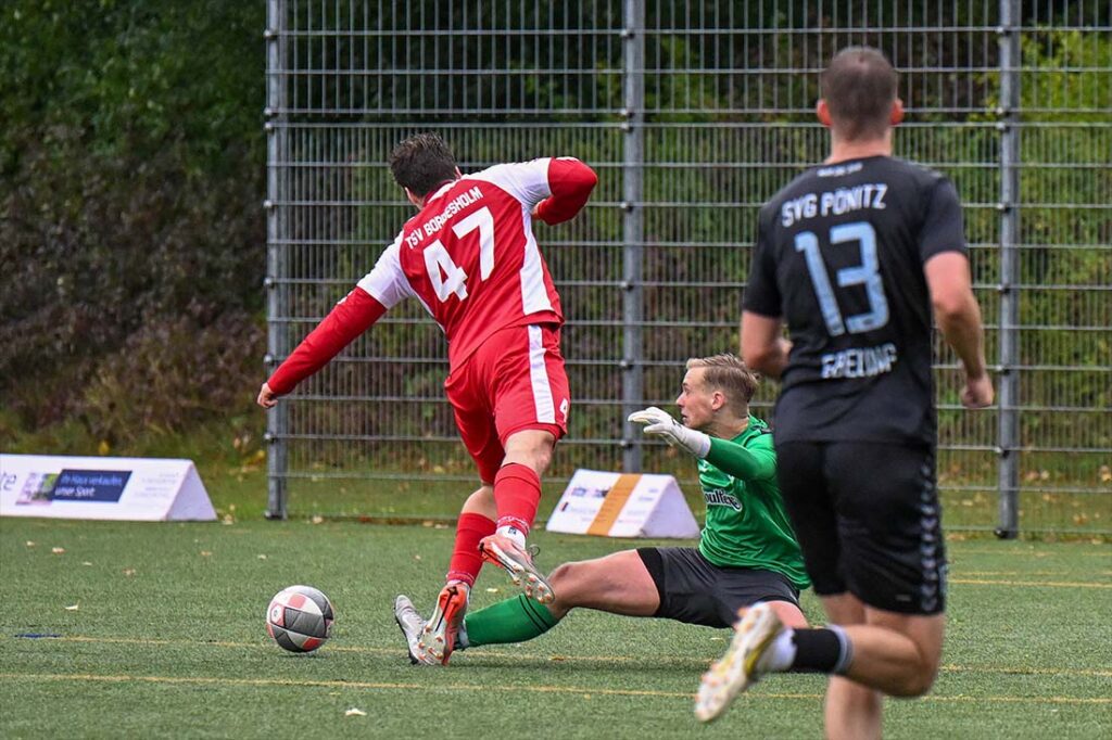 Notbremse kurz vor dem Strafraum von Fynn Kasulke (SVG Pönitz) an Fried Wollenteit (TSV Bordesholm). © 2025 Christoph Thurner