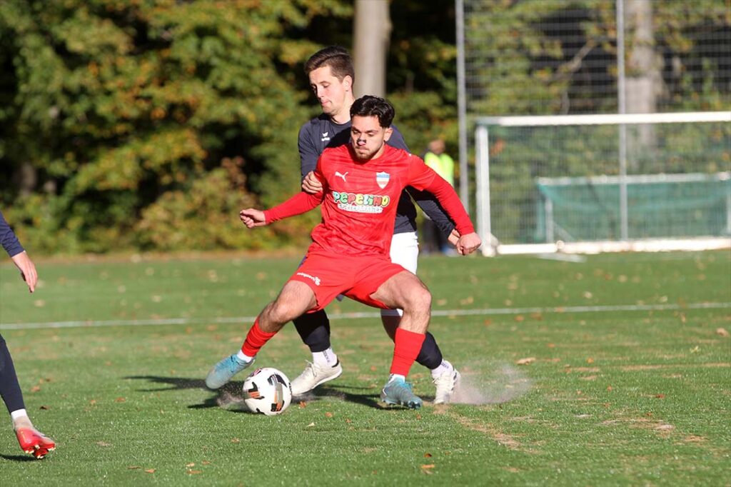 Ömer Sönmez (Inter Türkspor Kiel) schirmt den Ball gut gegen Christian Reimer (TSV Nordmark Satrup) ab. © 2025 Ismail Yesilyurt