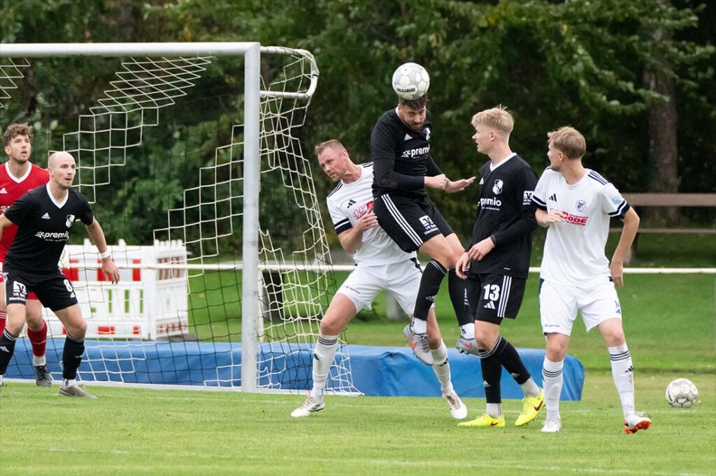 Patrick Storb (Heider SV) bereinigt diese Szene gegen Christoph Böckelmann (Preußen Reinfeld) per Kopf. © 2025 Volker Schlichting