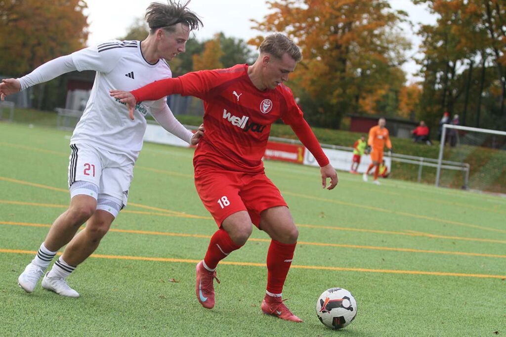 Paul Meseberg (Kilia Kiel) schirmt den Ball gegen Max Spreitzer (Kaltenkirchener TS) ab. ©2025 Ismail Yesilyurt
