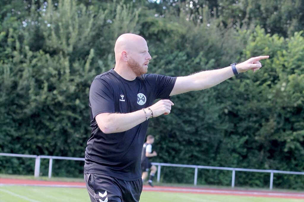 Seine Mannschaft schießt zum ersten Mal in dieser Saison eine Fahrkarte - Cheftrainer Christian Born (SVG Pönitz). © 2025 Ismail Yesilyurt