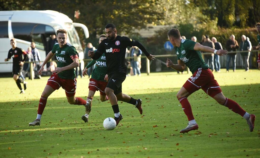 Serhat Yazgan (Kilia) gegen Tjark Sievers (li) und Henrik Schnoor (MTSV)-. © 2025 Olaf Wegerich