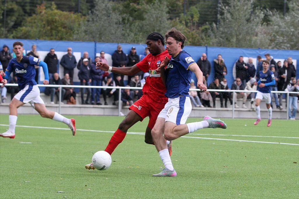 Starkes Spiel von Denzel Imasün (Inter Türkspor Kiel), der diesen Zweikampf im eigenen Strafraum gleich gegen Louis Köster (re., Holstein Kiel II) gewinnt. © 2025 Ismail Yesilyurt
