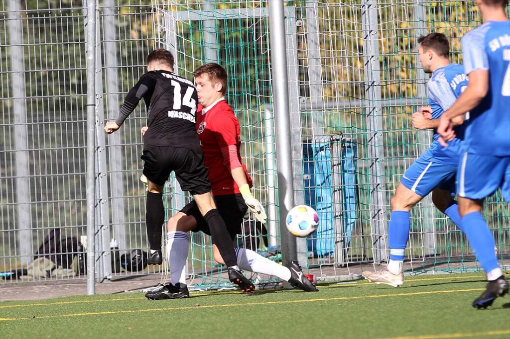 Stian Waschko (TSV Klausdorf) mit dem 1:0 gegen Stefan Hansen (SV Dörpum). © 2025 Ismail Yesilyurt