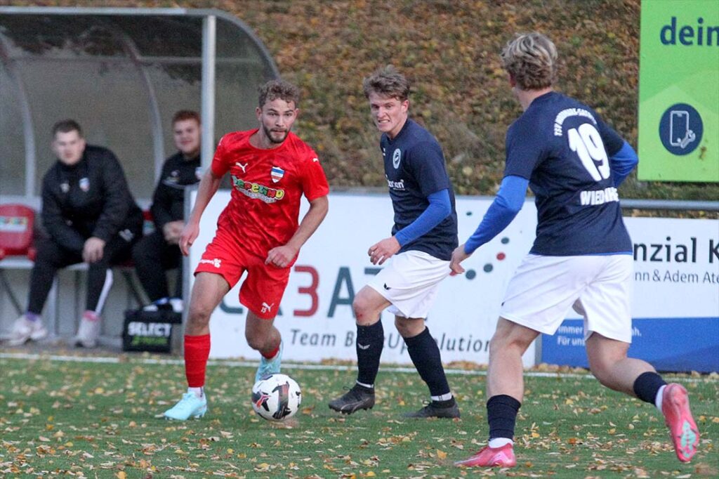 Till Borner (Inter Türkspor Kiel) am Ball sucht den Weg in den Strafraum. © 2025 Ismail Yesilyurt