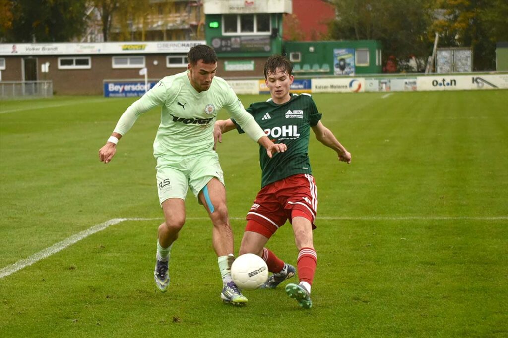 Tim Möller (PSV) gegen Louis Klatt (re., MTSV). © Olaf Wegerich.JPG