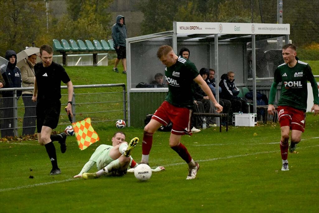 Timo Barendt (PSV) gegen Fabian Engbrecht (MTSV). © 2025 Olaf Wegerich
