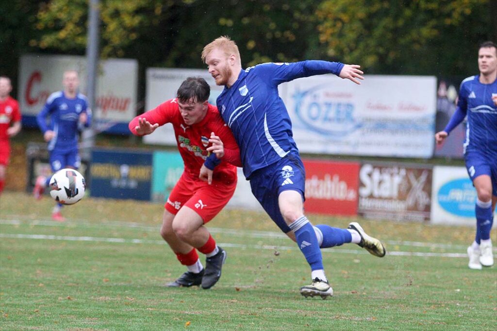 Tjark Decker (re., TuS Rotenhof) spitzelt gegen Ben Lipfert (Inter Türkspor Kiel) gleich den Ball weg. © 2025 Ismail Yesilyurt