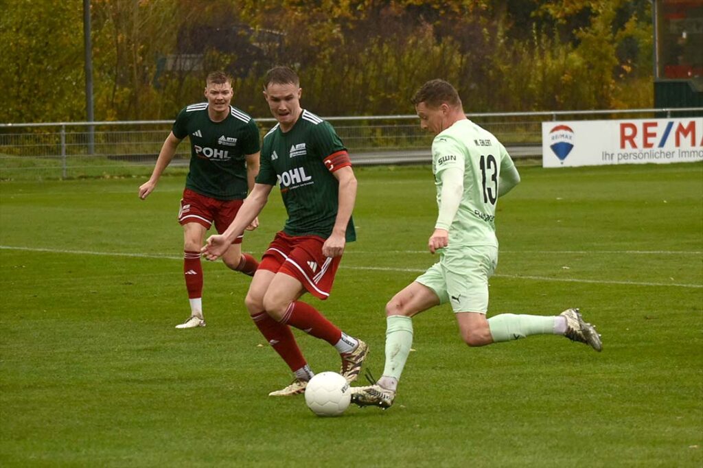 Tjark Sievers und der MTSV hier gegen Marvin Ehlert (re., PSV) wollen nun vor eigenem Publikum nachlegen. © Olaf Wegerich