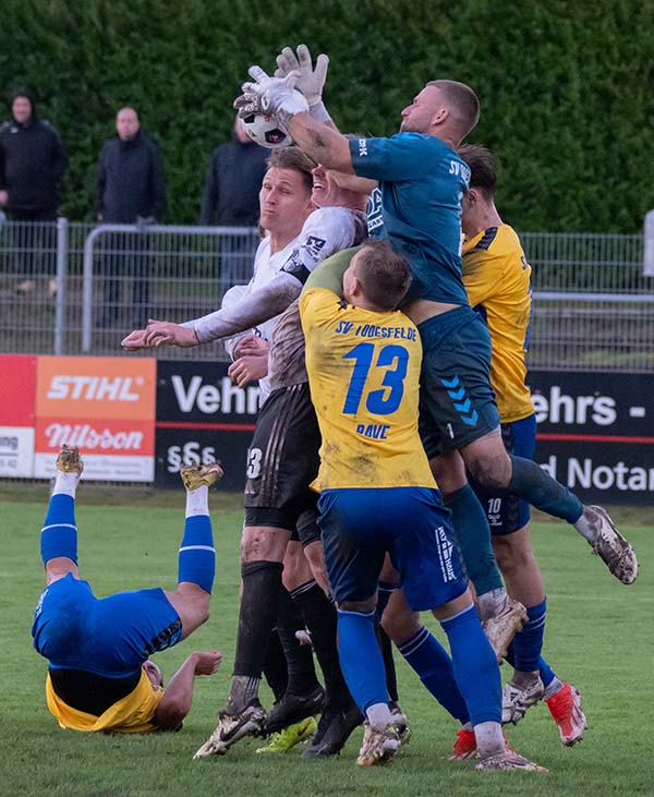 Todesfeldes Keeper Fabian Landvoigt mitten im Geschehen. © 2025 Volker Schlichting