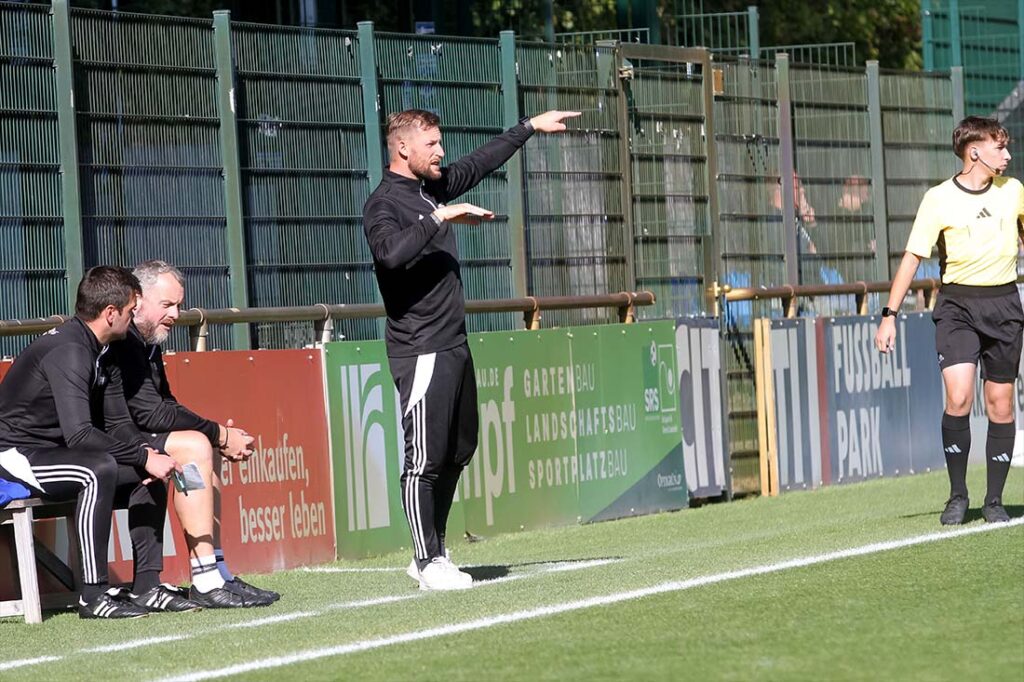 Trainer Florian Stahl (Oldenburger SV) mit Anweisungen an sein Team. © 2025 Ismail Yesilyurt