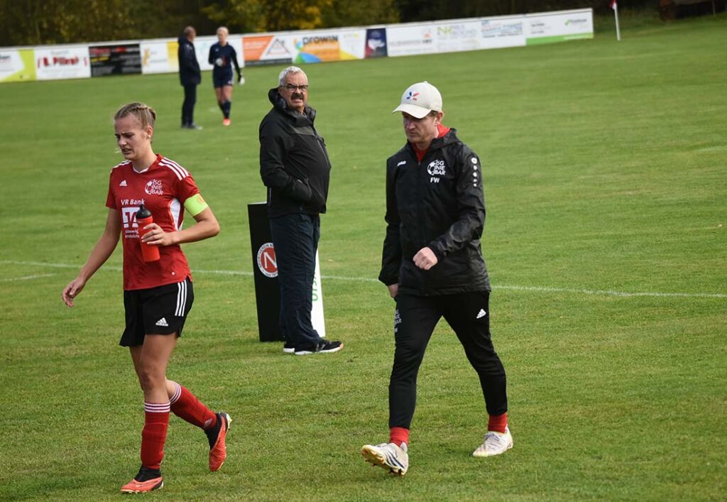 Trainer Frank Weschke (SG NieBar) mit seiner Spielführerin Christin Engellandt. © Olaf Wegerich