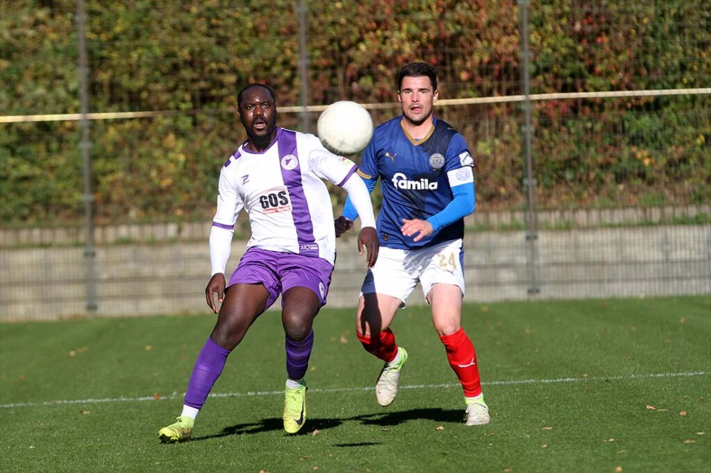 Zweikämpfe bis an die Schmerzensgrenze und darüber gab es zwischen Moshood Adesanya (li., VfR Neumünster)und Malte Petersen (Holstein Kiel II). © 2025 Ismail Yesilyurt