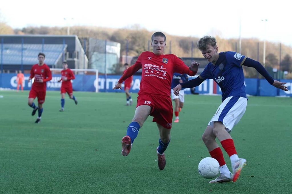 1:0-Torschütze Felix Boelter (Holstein Kiel II) flankt vor Petersenn. © 2025 Ismail Yesilyurt