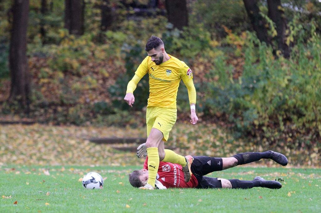 Alban Jashari (SVE Comet Kiel) hat schon Keeper Stefan Hansen (SV Dörpum) umkurvt, legt sich aber den Ball vor dem leeren Tor etwas zu weit vor ... © 2025 Ismail Yesilyurt