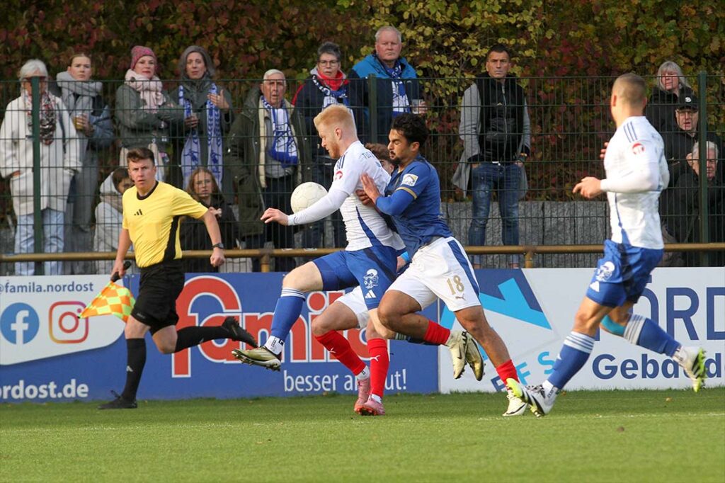 An Jark Decker (TuS Rotenhof) war kaum vorbei zu kommen. Ali Abdulla (Holstein Kiel II) bleibt hängen. © 2025 Ismail Yesilyurt 